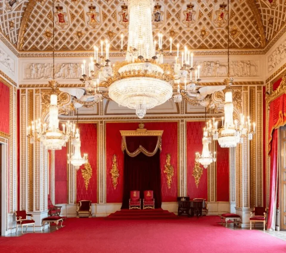 Mobilier rouge et lustres dans la salle du trône du palais