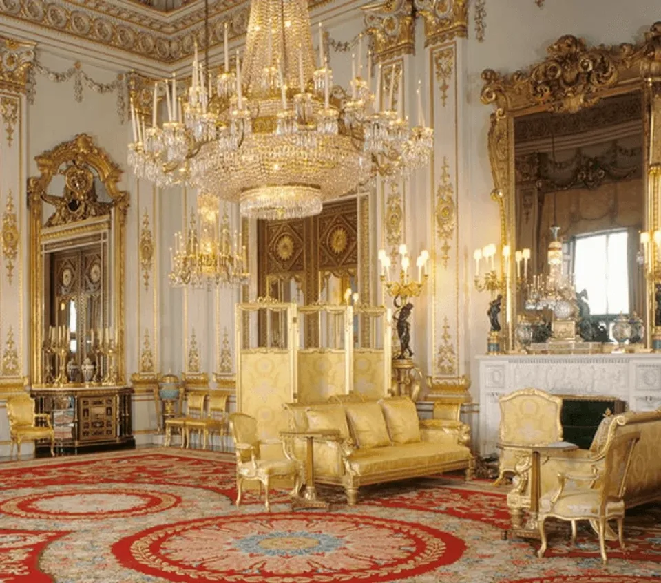 Miroirs ornés et lustres à l'intérieur des salles d'apparat