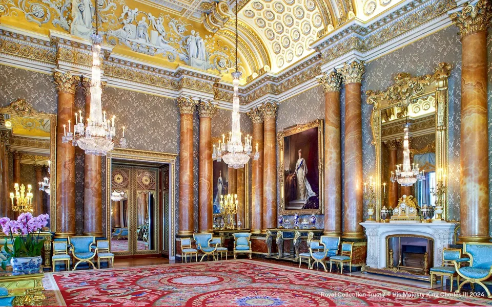 Une salle de palais richement décorée avec des détails dorés