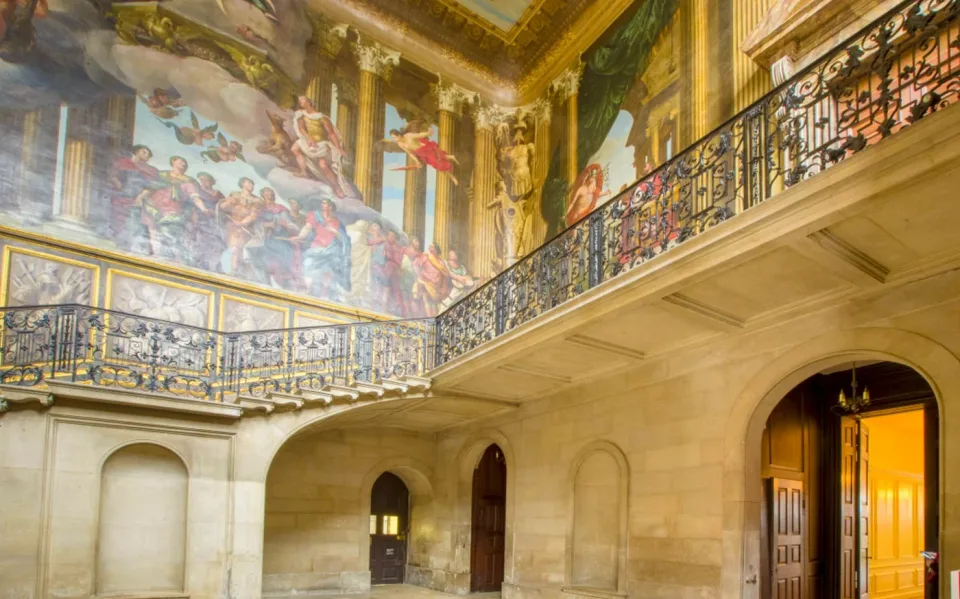 Bemalte Wände und Decke über einer Palasttreppe