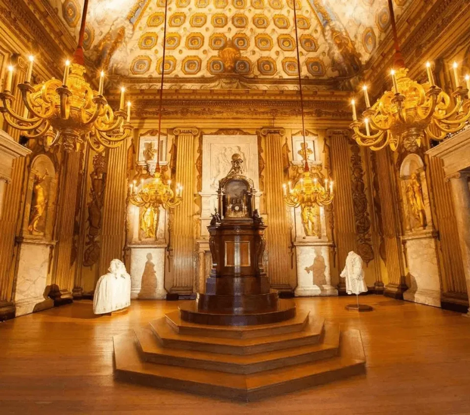 Dettagli architettonici dorati in una sala del palazzo