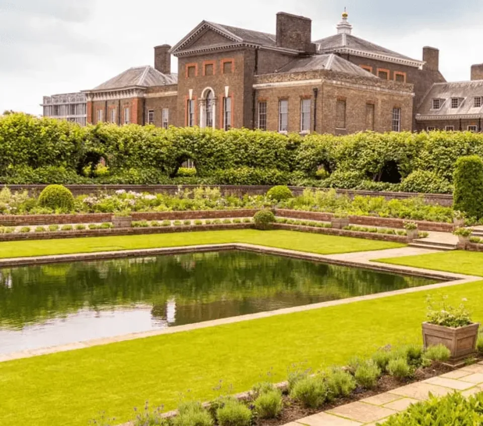 Kensington Palace oltre il giardino formale e la piscina