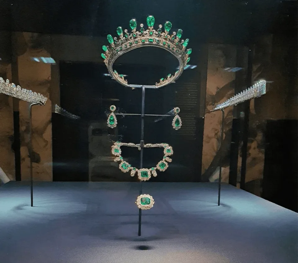 Gioielli esposti in una mostra al palazzo
