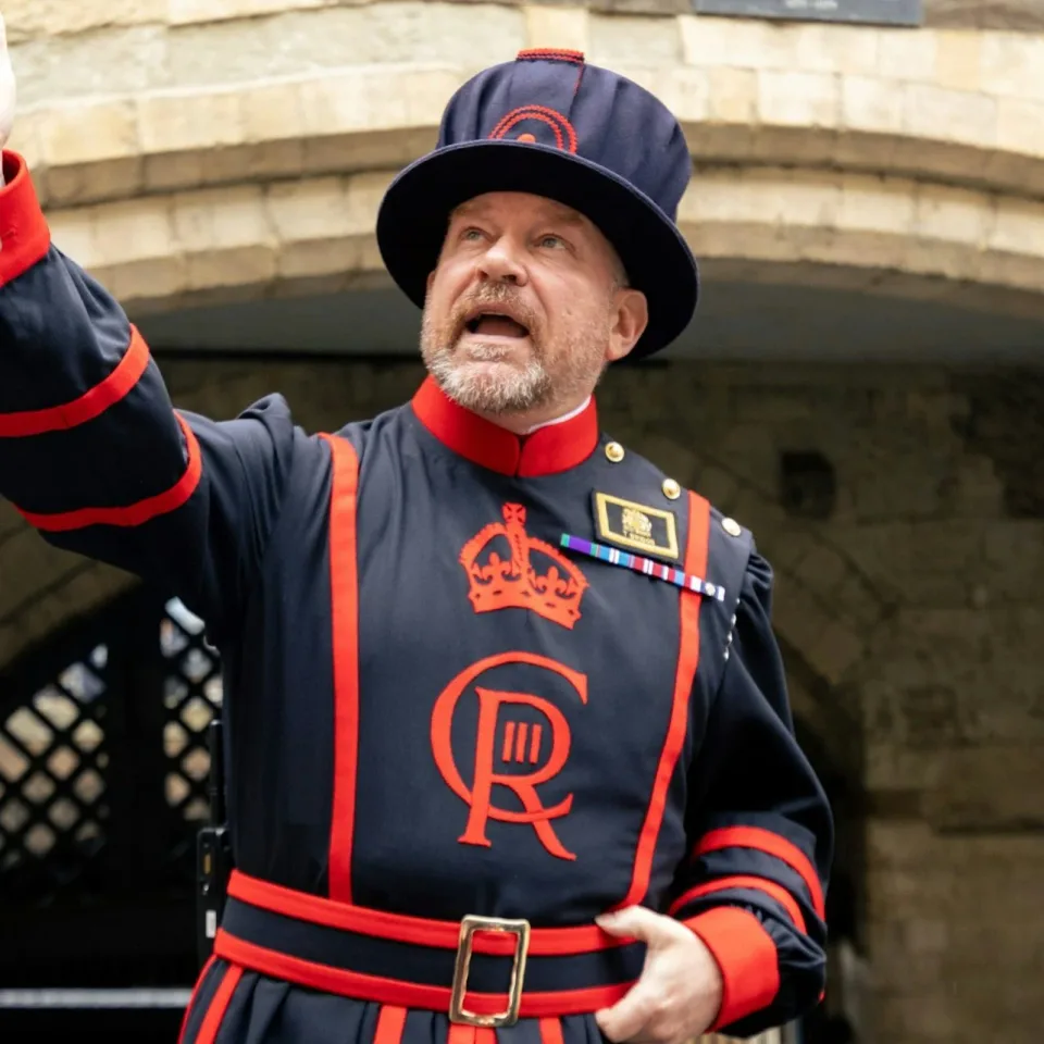 Een Yeoman Warder in ceremoniële uniform