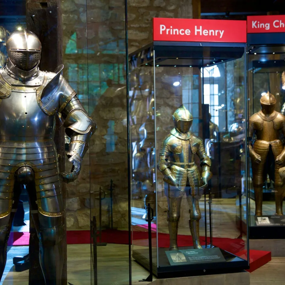 Historisch harnas tentoongesteld in de Tower