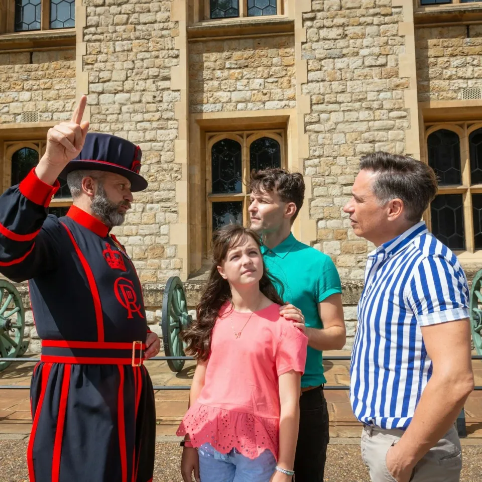 Bezoekers die met een Yeoman Warder spreken