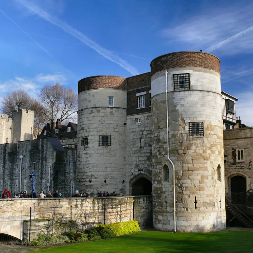 De stenen torens en muren van de Tower of London