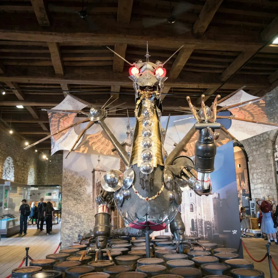 Een harnasbeeldhouwwerk en tentoonstelling in de Tower