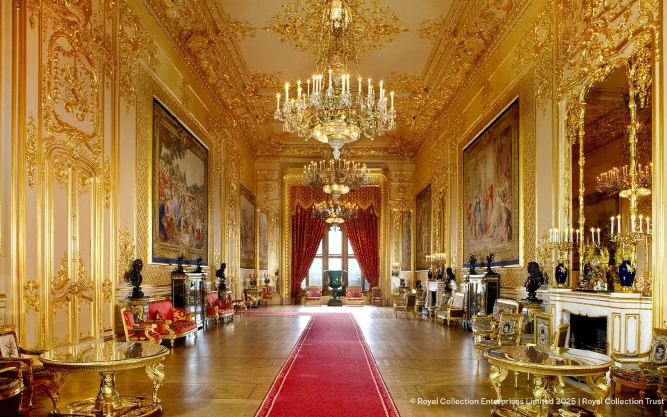 Kronleuchter und vergoldete Einrichtung im Inneren von Windsor Castle