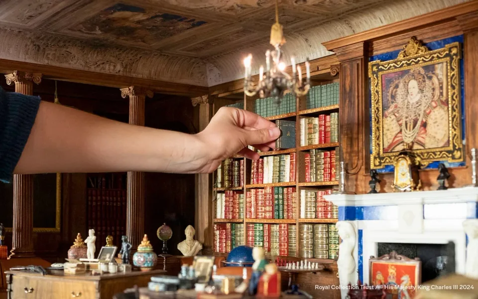 Ein detailreiches Miniatur-Interieur in der Puppenhaus-Ausstellung des Schlosses