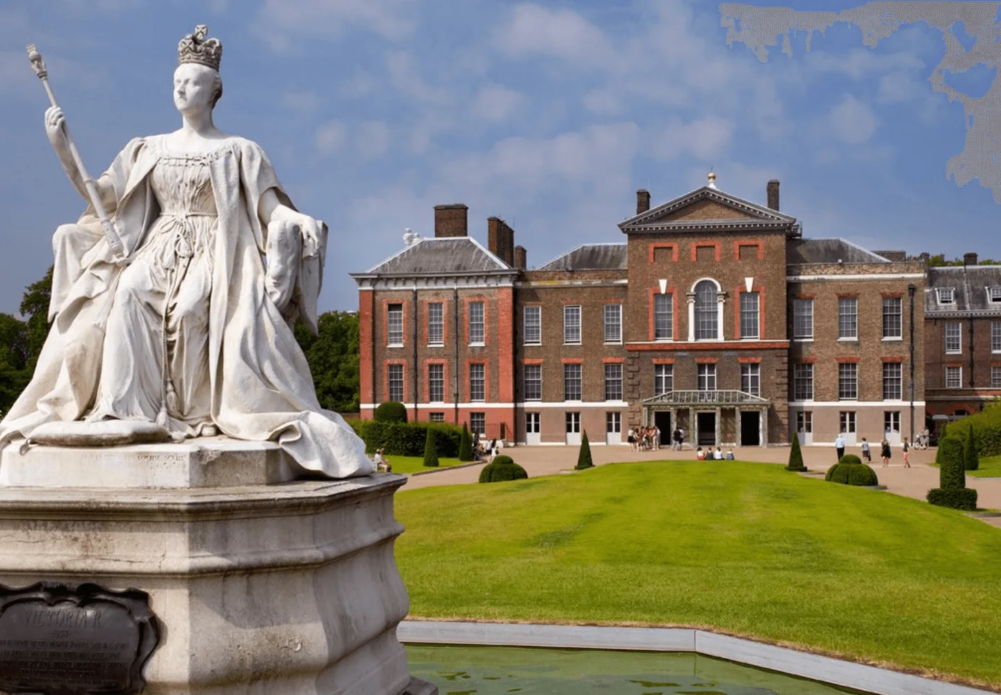 Queen Victoria statue in front of Kensington Palace